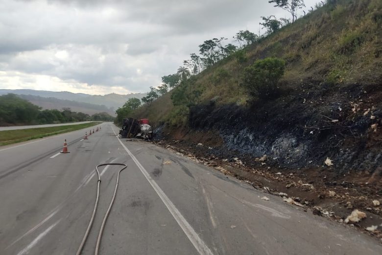 Carreta tomba na BR-262 e motorista morre preso às ferragens