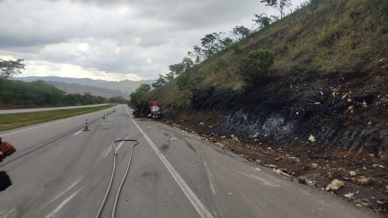 Carreta tomba na BR-262 e motorista morre preso às ferragens