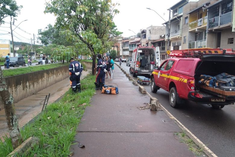 Mulher cai no canal após tombar com motocicleta em Itabira