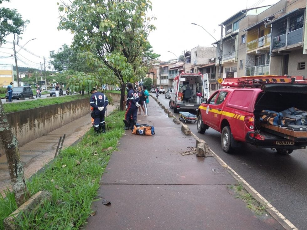 Mulher cai no canal após tombar com motocicleta em Itabira