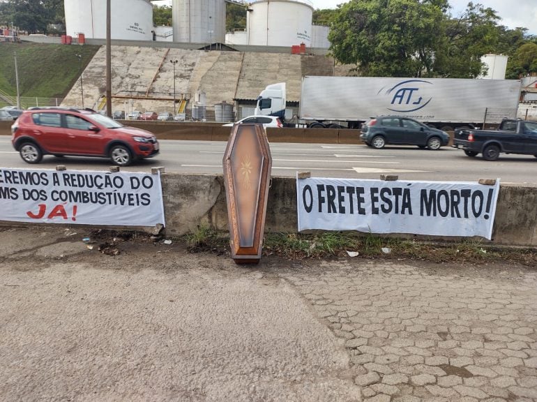 Tanqueiros realizam paralisação em protesto contra ICMS e preço do combustível