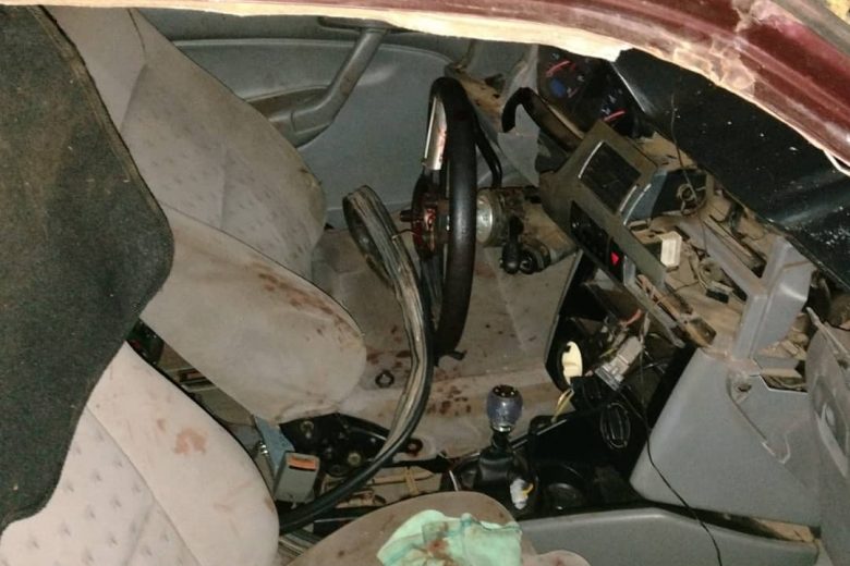 Jovens ficam feridos após carro invadir supermercado em Santa Bárbara