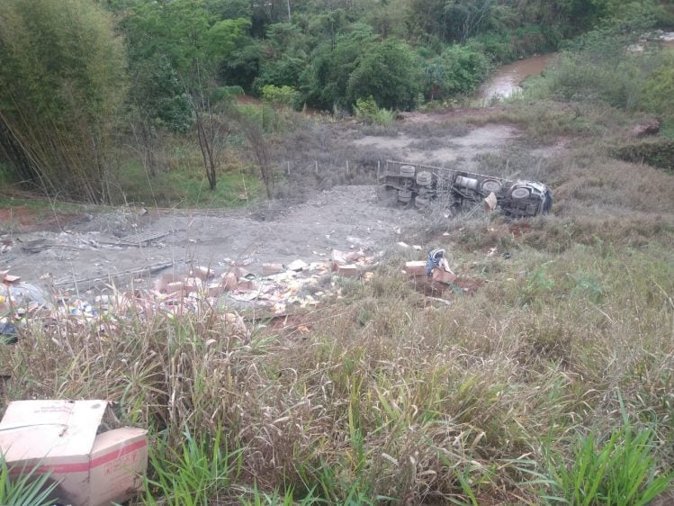 Jovem morre após caminhão capotar em ribanceira na MGC-120