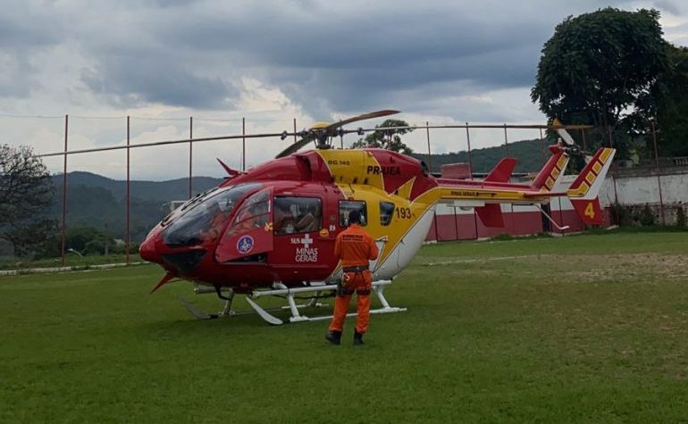 Duas crianças são socorridas em estado grave após colisão contra muro