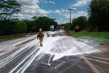 Bombeiros são mobilizados em acidente com produtos tóxicos na BR-365