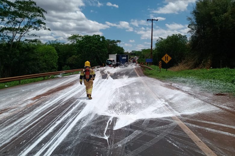 Bombeiros são mobilizados em acidente com produtos tóxicos na BR-365