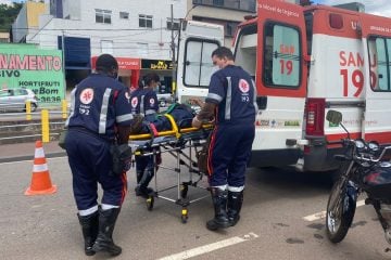 Acidente em frente à prefeitura deixa motociclista ferido