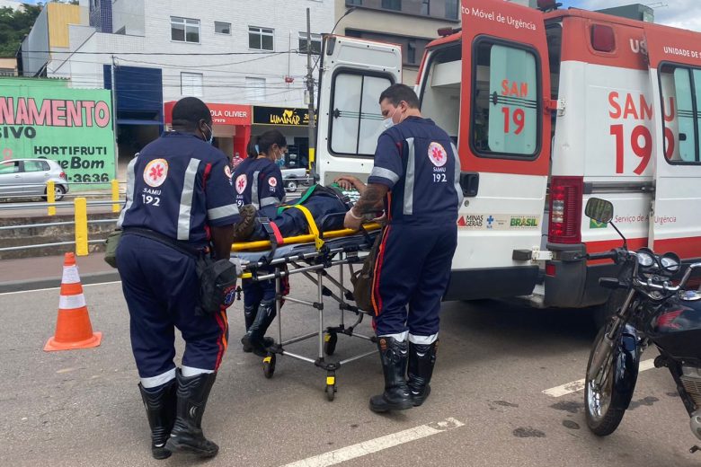 Acidente em frente à prefeitura deixa motociclista ferido