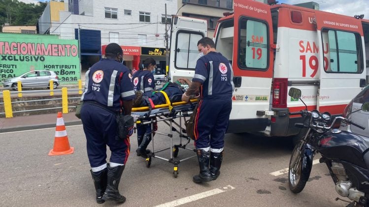 Acidente em frente à prefeitura deixa motociclista ferido