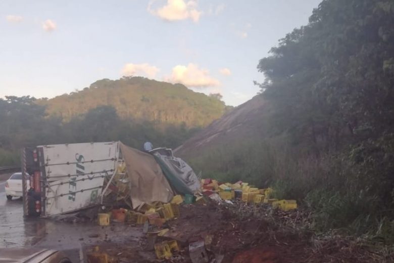Acidentes com carretas complicam o trânsito na BR-381