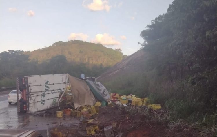 Acidentes com carretas complicam o trânsito na BR-381