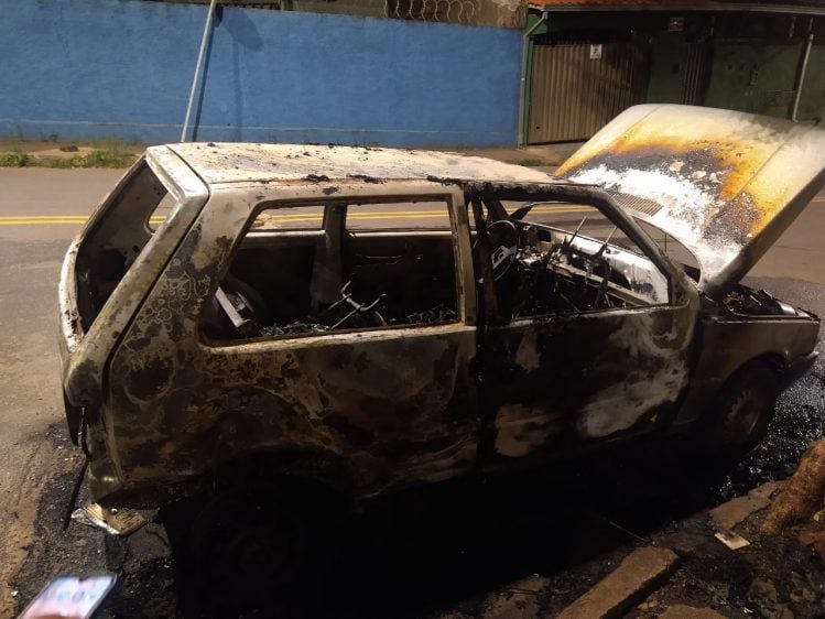 Fiat Uno fica destruído após incêndio na avenida Cauê em Itabira