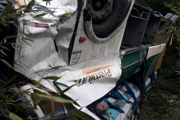 Oito pessoas morrem após ônibus cair de ribanceira na BR-116