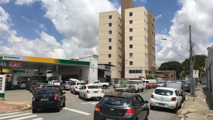 Fila em posto na Avenida Teresa Cristina