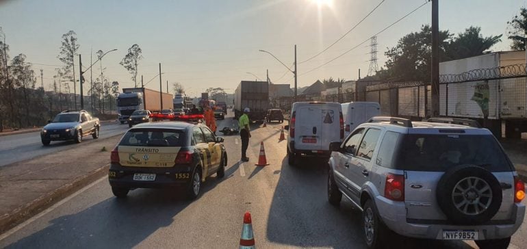 Motociclista é atropelado por carreta e morre em acidente na Via Expressa, em Contagem
