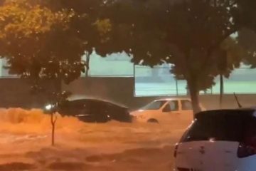 Família presa em veículo após forte chuva é salva pelos bombeiros; assista ao vídeo