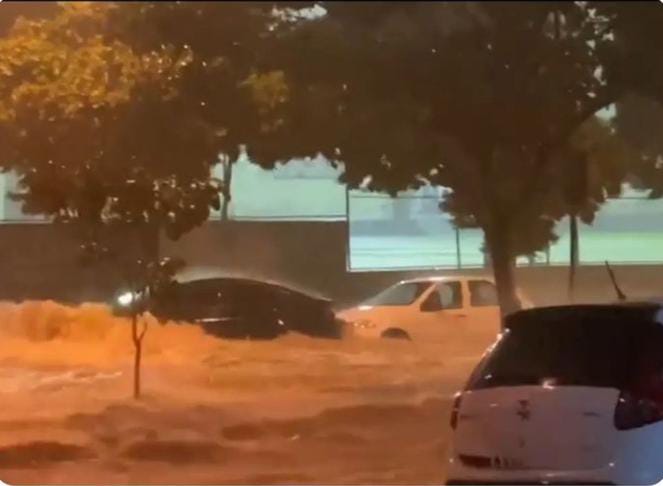 Família presa em veículo após forte chuva é salva pelos bombeiros; assista ao vídeo