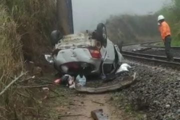 Mulher é socorrida após carro despencar de ponte em Nova Era