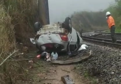 Mulher é socorrida após carro despencar de ponte em Nova Era