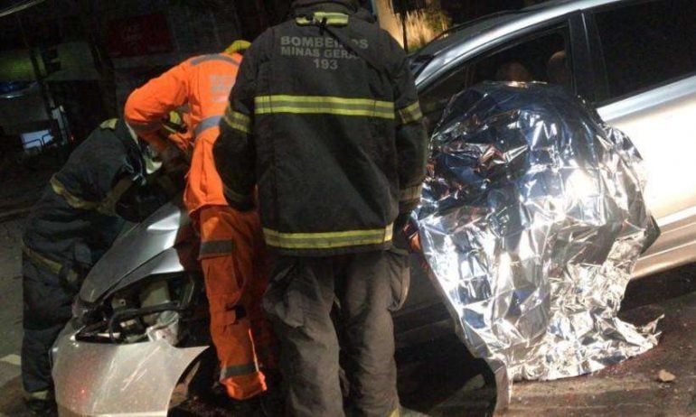 Motorista morre depois de bater o carro em poste no bairro Buritis, em BH