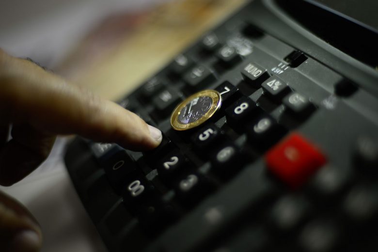 Atividade econômica recua 0,44% em abril, segundo Banco Central