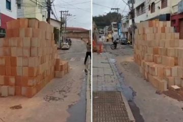 Empresa descarrega tijolos no meio da rua no centro de Itabira