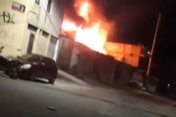 Incêndio começa em residência, atinge duas casas ao lado e deixa família desabrigada em BH