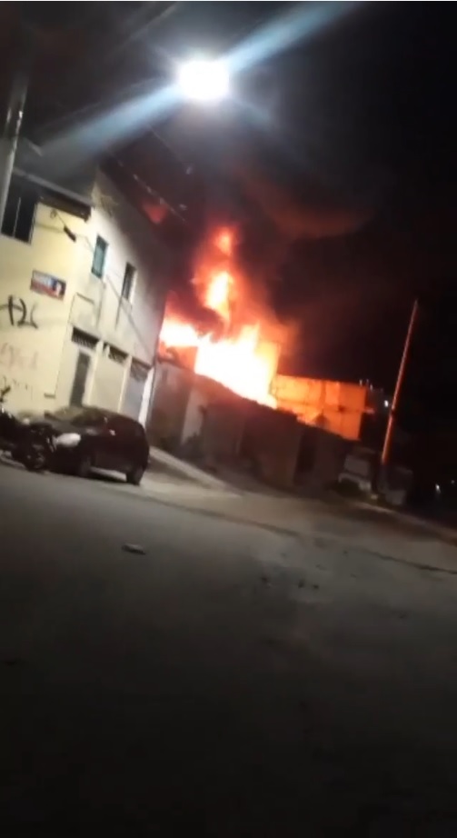Incêndio começa em residência, atinge duas casas ao lado e deixa família desabrigada em BH