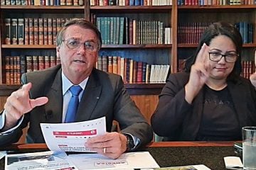 Presidente critica política que atrela preço dos combustíveis ao dólar