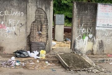 Placa de concreto do muro do metrô esmaga menina de 8 anos