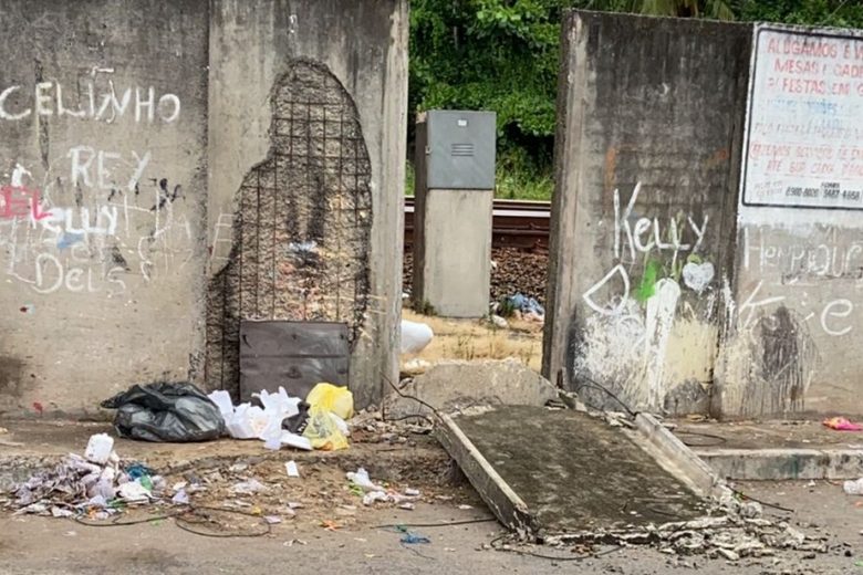 Placa de concreto do muro do metrô esmaga menina de 8 anos