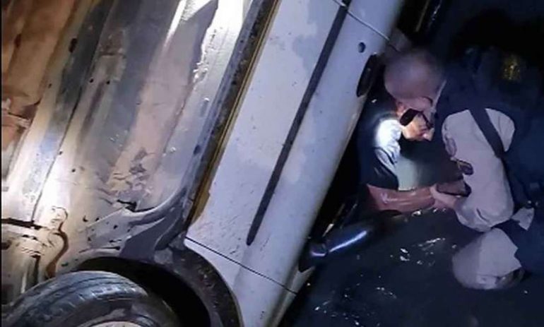 Carro cai em córrego na Grande BH e motorista morre, e outra vítima é salva por policial