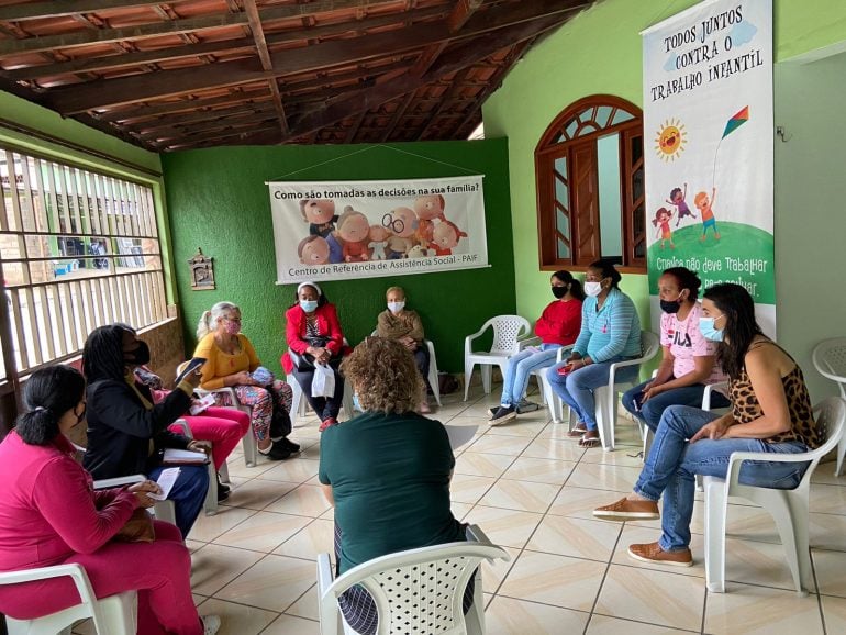 Beneficiários do Cesta Cidadã recebem orientações sobre programas sociais em Monlevade