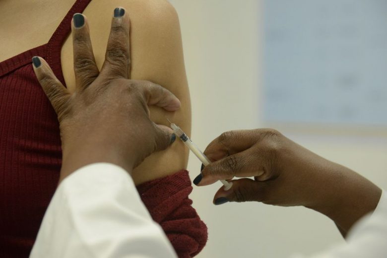 Aplicação das três doses da vacina prossegue nesta quinta em Monlevade