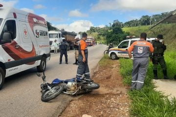 Motociclista tenta furar bloqueio e bate em carro do DER, em Itabira