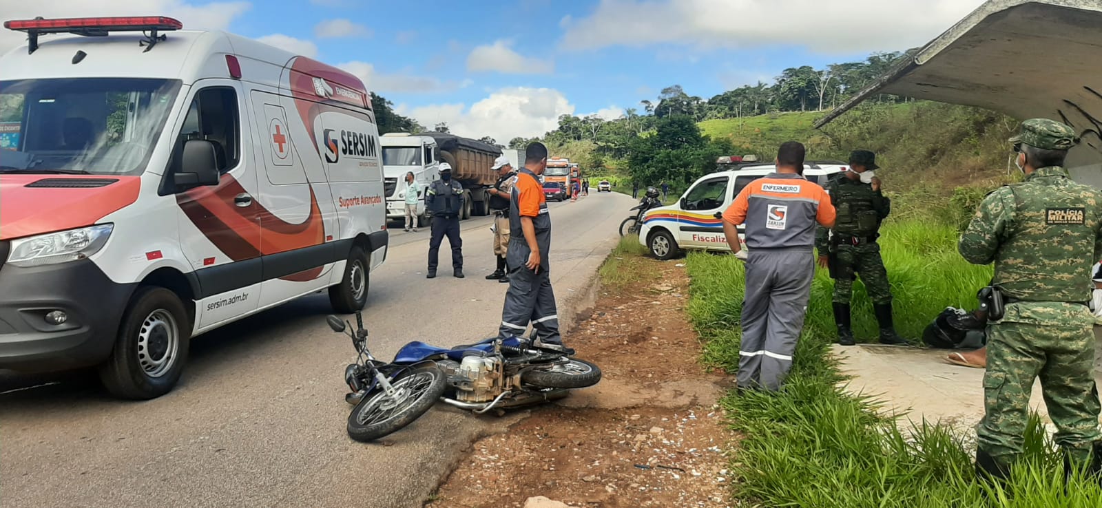 Motociclista tenta furar bloqueio e bate em carro do DER, em Itabira