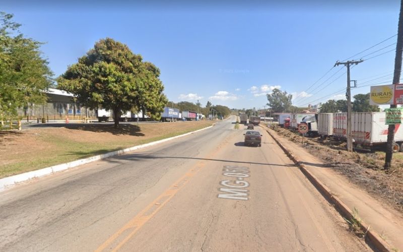 Assaltantes roubam carro e morrem carbonizados após acidente