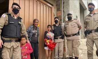 Policiais presenteiam adolescente que pediu “guaraná e chinelo” no Natal