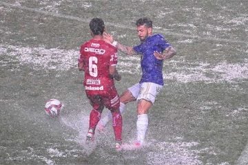 Cruzeiro e Vila Nova se enfrentam sob forte chuva em BH; veja fotos