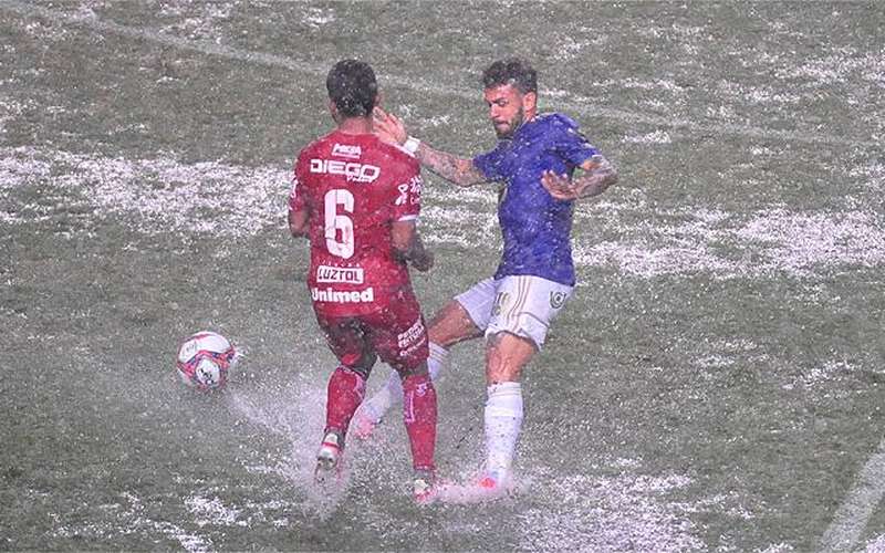 Cruzeiro e Vila Nova se enfrentam sob forte chuva em BH; veja fotos