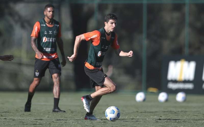 Nacho Fernández treina com bola e pode reforçar Atlético contra o Juventude