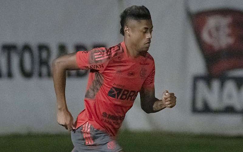 Exame aponta tendinite no joelho esquerdo de Bruno Henrique, do Flamengo
