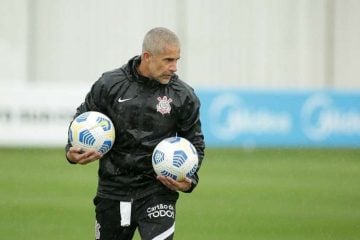 Gaviões da Fiel volta a exigir saída de Sylvinho: ‘Não tem competência’