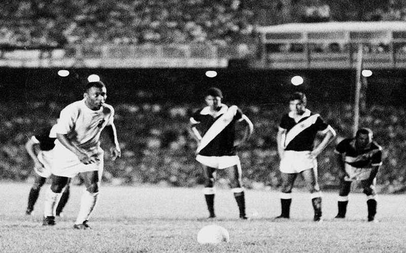Há 52 anos, Pelé marcava seu milésimo gol; veja imagens do jogo histórico