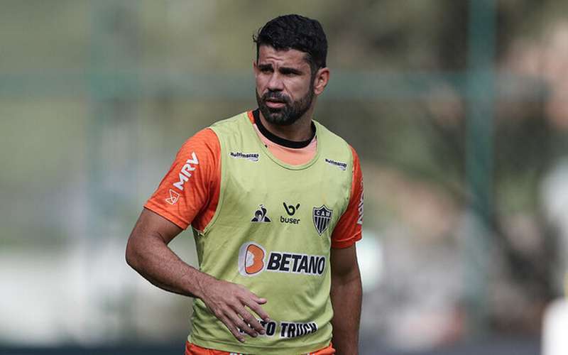 Diego Costa faz trabalhos na fisioterapia no Atlético; trio volta a treinar