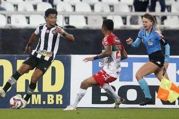 Botafogo é multado por conduta discriminatória da torcida contra assistente