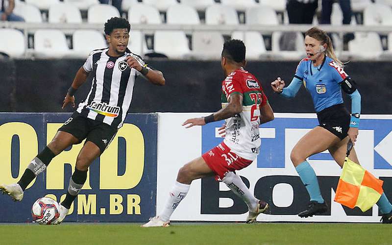 Botafogo é multado por conduta discriminatória da torcida contra assistente