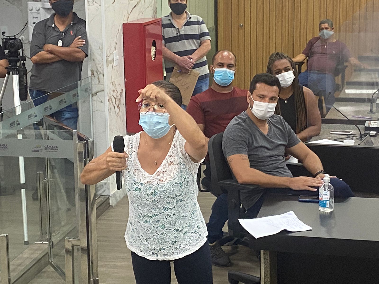 Servidores da Prefeitura de Itabira protestam na Câmara nesta segunda