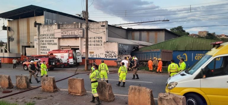 Acidente entre carreta e outros veículos trava trânsito no Anel Rodoviário