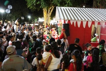 Chegada do Papai Noel reúne centenas de famílias em Monlevade